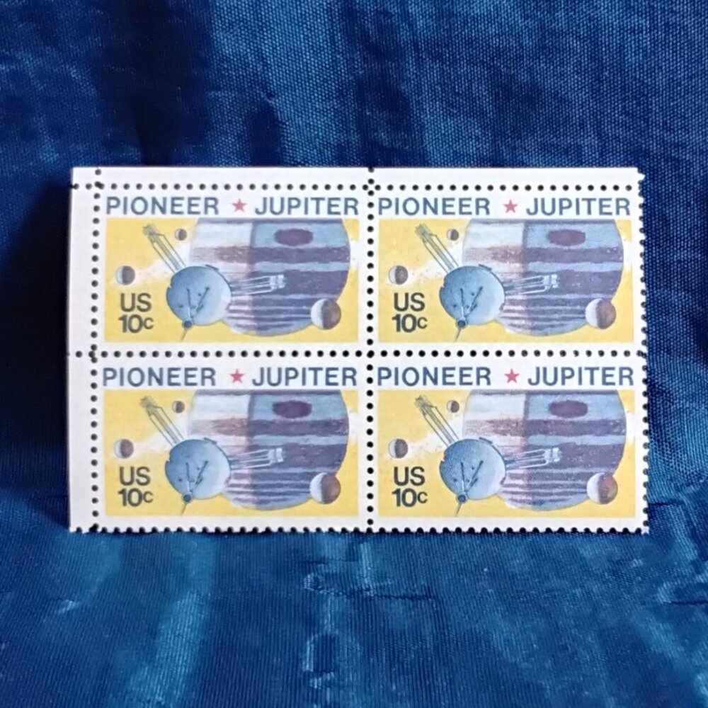 Uncirculated USA 1975 Pioneer Jupiter Block of Four 10 Cent Stamps!!